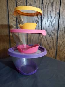 lot 5248 image: Set of 3 Anchor Hocking Bowls with Lids