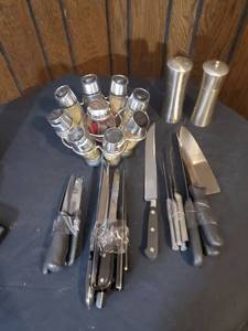 lot 5258 image: Lot of Spices, Knives nd Salt  Pepper