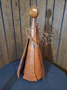 lot 5260 image: Tin Burnt Red Angel Mantle Decor