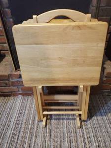 lot 5264 image: Light Stained Wooden Set of 4 TV Trays with Holder