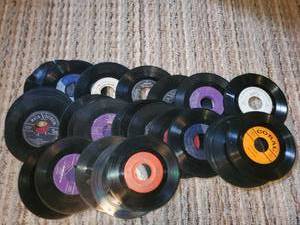 lot 5270 image: Lot of Small 25 Records -Perfect For Record Bowls or Project Piece