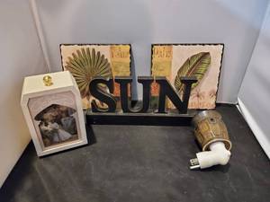 lot 5279 image: Lot of 5 Kitchen Modern Palm Tree Decor