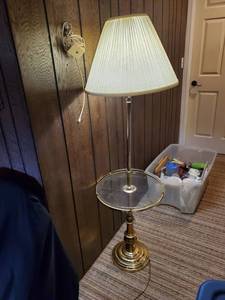 lot 5298 image: Brass w Glass Top Side Table Lamp