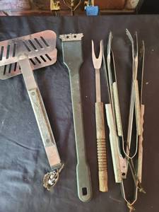 lot 5320 image: Lot of Grill Utensils