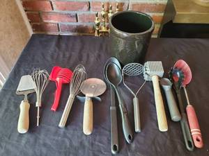 lot 5322 image: Black Ceramic Utensil Holder with Variety of Utensils