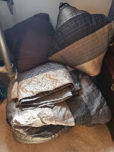 lot 5328 image: Full Size Grey and Black Slick Comforter with 2 Pillows
