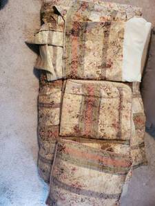lot 5329 image: Full Size Floral Comforter with 1 Pillow and Bed Skirt