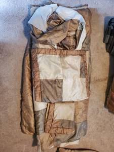 lot 5330 image: Full Size Green White and Beige Comforter with Skirt And Pillow Cases