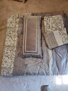 lot 5331 image: Full Size Grey Floral Comforter with Pillow and Pillow Casses