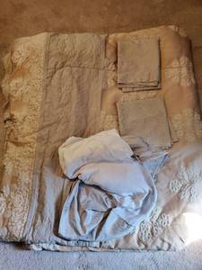 lot 5332 image: Full Size Beige Floral Comforter with Pillow Cases and Bed Skirt