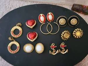 lot 5353 image: Lot of 8 Costume Earings