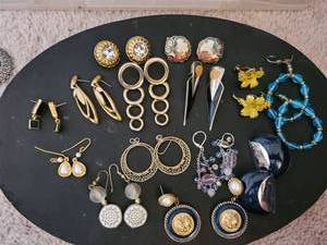 lot 5355 image: Lot of 14 Costume Vintage Earrings