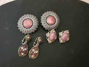 lot 5356 image: Lot of 3 Ornate Costume Earrings
