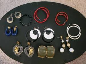 lot 5358 image: Lot of 10 Earrings