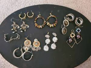 lot 5359 image: Lot of 10 Earrings