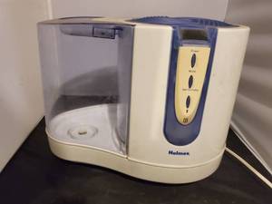 lot 8011 image: Holmes Humidifier