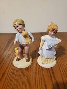 lot 8037 image: Lot of Avon Collectible - Mothers Love and Best Friends Figurines