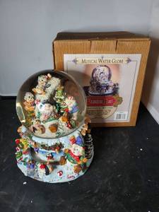 lot 8049 image: Music Water Globe Graneur Noel