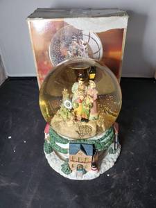lot 8050 image: Collectors Edition Music Water Globe Grandeur Noel