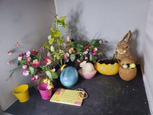 lot 8055 image: Lot of Easter Decor