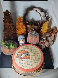 lot 8056 image: Lot of Thanksgiving or Fall Decor