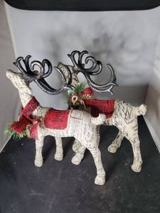 lot 8059 image: 2 Decor Christmas Reindeer