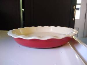lot 8183 image: 2 Pyrex 23cm Glass And 1 Red ChefMate Pie Plate