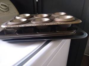 lot 8190 image: Lot Of 3 Baking Pans