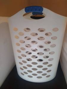 lot 8196 image: White Rubbermaid Extra Large Hamper