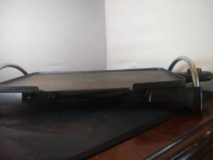 lot 8197 image: Black Farberware Griddle