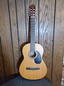 lot 8206 image: Yamaha CG-40MA Accoustic Guitar