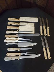 lot 8209 image: Lot of Wooden Handle Knife Set