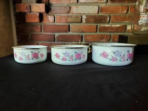 lot 6317 image: Set of 3 Rose Enamel Bowls