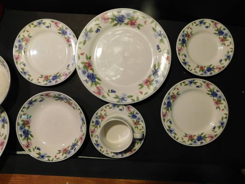 lot 1091 image: Oneida China