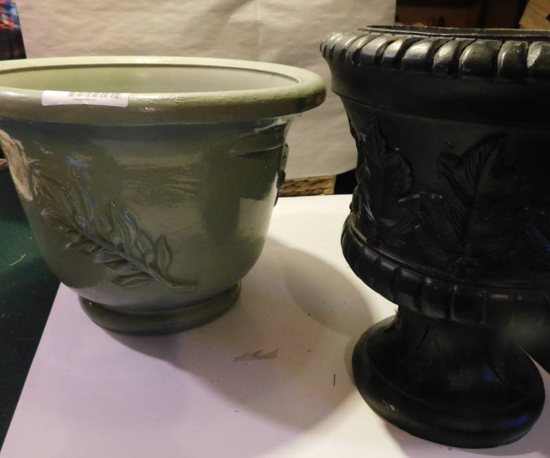 lot 1280 image: Nice planters (2 ea)