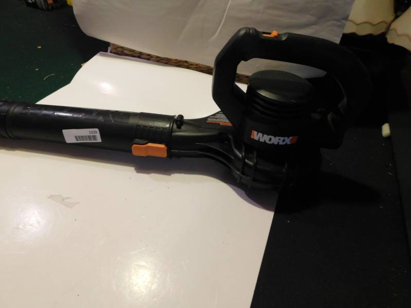 lot 1329 image: Electric Leaf Blower