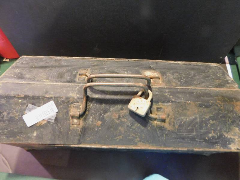 lot 1459 image: Vintage Metal Tool Box & Tools