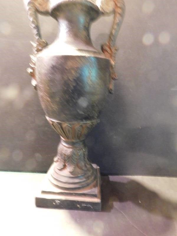 lot 4250 image: Decorative Urn