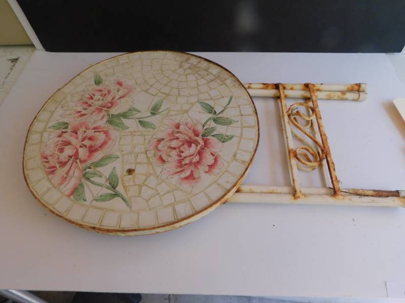 lot 1167 image: Patio Table