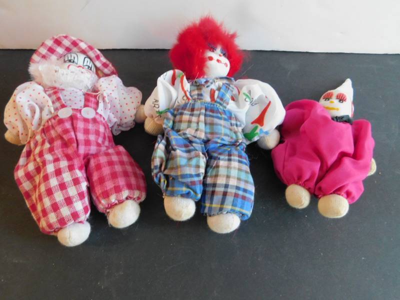lot 1012 image: China Head Clowns (3 ea)