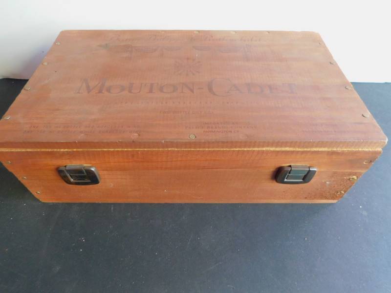 lot 1068 image: Wooden Wine Box