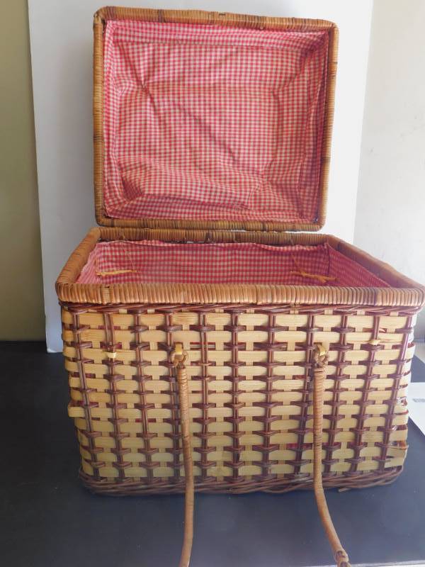 lot 1484 image: Wicker Picnic Basket
