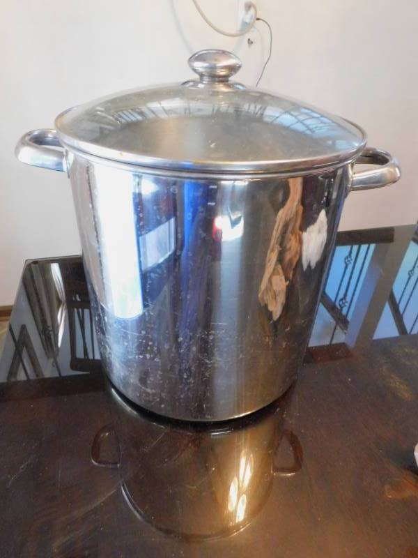 lot 1638 image: Tall Stock Pot wLid