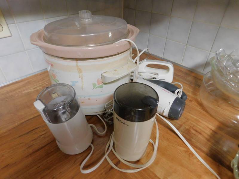 lot 1644 image: Five Kitchen Appliances