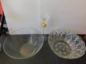 lot 1461 image: Serving Bowls (2 ea) & Champagne Flute