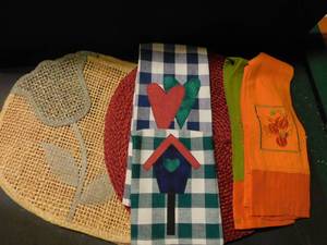 lot 9996 image: Placemats & Seasonal Towels