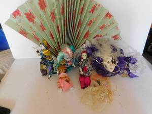 lot 1081 image: Assortment of Collector Dolls