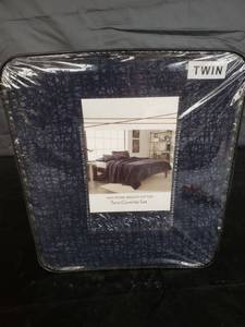 lot 4409 image: Twin Coverlet Set