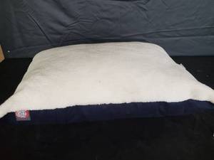 lot 7640 image: Majestic Pet Large Dog Bed