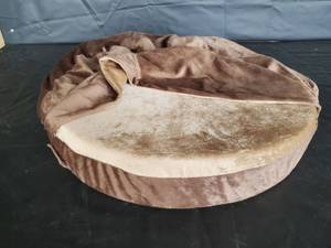 lot 7641 image: Medium Pet Bed